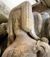 Nebule or ruffled head dress